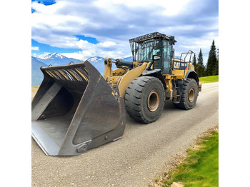 Máy xúc lật bánh lốp CATERPILLAR 966M