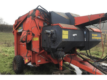 Xe trộn thức ăn gia súc