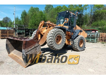 Máy xúc lật bánh lốp CASE