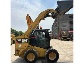 Máy xúc lật đa năng CATERPILLAR 226B