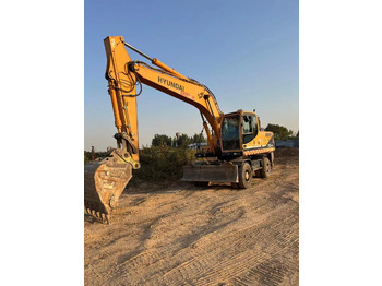 Máy xúc bánh lốp HYUNDAI R210