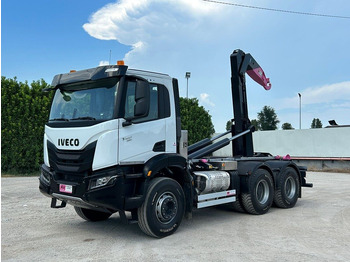 Xe tải nâng móc IVECO Trakker