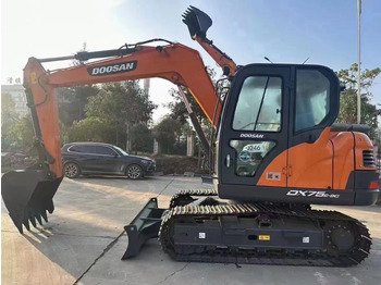 Máy xúc mini DOOSAN DX75