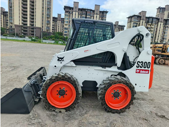 Máy xúc lật đa năng BOBCAT S300