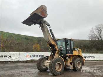 Máy xúc lật bánh lốp CATERPILLAR 924