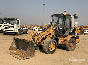 Máy xúc lật bánh lốp CATERPILLAR 906
