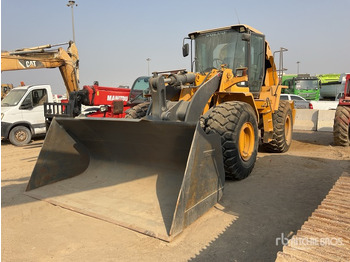 Máy xúc lật bánh lốp VOLVO