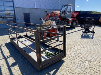Xe nhấc hình viễn vọng kính MANITOU