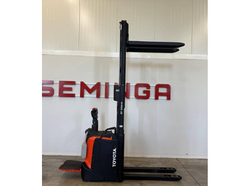 Máy xếp chồng TOYOTA