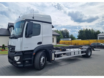 Xe tải thùng mui bạt MERCEDES-BENZ Actros 1836