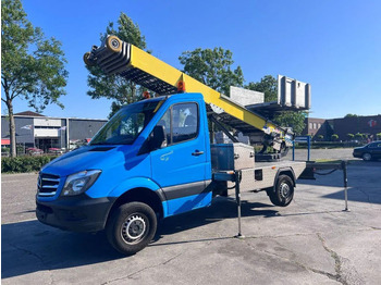 Nền bục trên không gắn trên xe tải BÖCKER