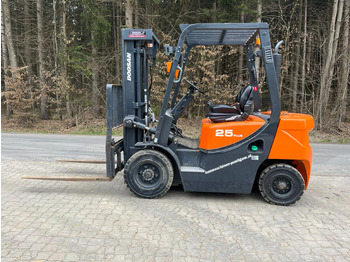 Xe nâng diesel DOOSAN