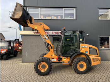 Máy xúc lật bánh lốp CASE