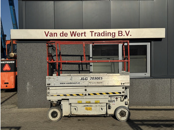 Máy nâng người hình kéo JLG