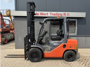 Xe nâng diesel TOYOTA FDF 30