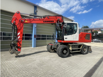 Máy xúc bánh lốp LIEBHERR