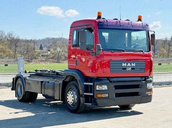 Xe tải nâng móc MAN