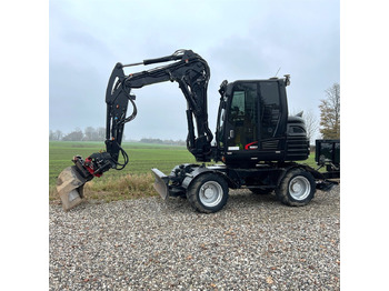 Máy xúc bánh lốp TAKEUCHI