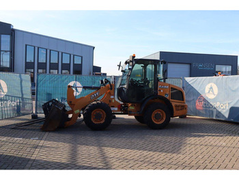 Máy xúc lật bánh lốp CASE