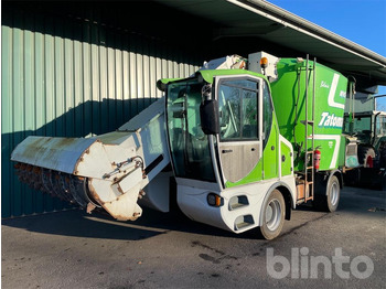 Xe trộn thức ăn gia súc