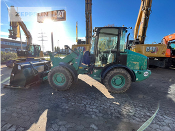 Máy xúc lật bánh lốp CATERPILLAR 906M