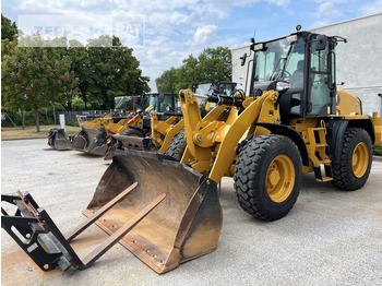 Máy xúc lật bánh lốp CATERPILLAR 910
