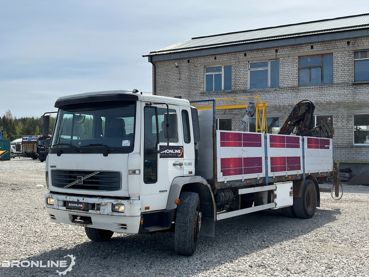 2000 Volvo FL220 4x2 + Hiab 102-4 - Xe tải thùng lửng/ Phẳng, Xe cẩu tự hành: hình 2 2000 Volvo FL220 4x2 + Hiab 102-4 - Xe tải thùng lửng/ Phẳng, Xe cẩu tự hành: hình 2