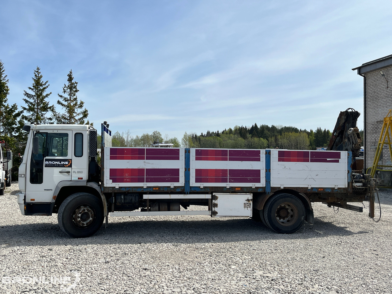 2000 Volvo FL220 4x2 + Hiab 102-4 - Xe tải thùng lửng/ Phẳng, Xe cẩu tự hành: hình 3 2000 Volvo FL220 4x2 + Hiab 102-4 - Xe tải thùng lửng/ Phẳng, Xe cẩu tự hành: hình 3