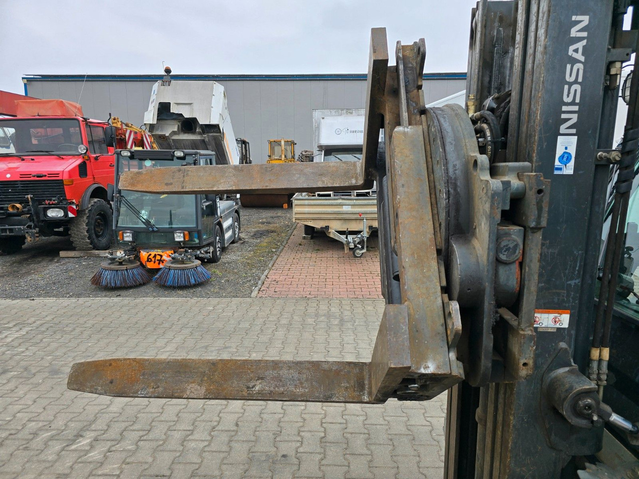 Nissan 30 YG1D2A30Q Stapler Frontstapler drehbare Gabe - Xe nâng diesel: hình 4 Nissan 30 YG1D2A30Q Stapler Frontstapler drehbare Gabe - Xe nâng diesel: hình 4