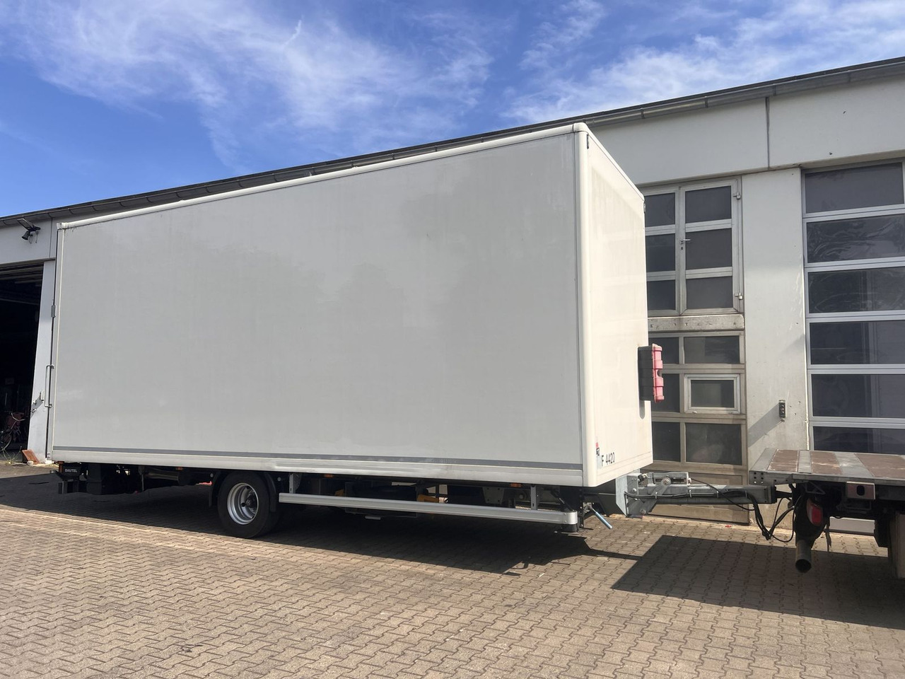 Ackermann 1 Achs Kofferanhänger mit Ladebordwand 10,5 t G - Rơ moóc hộp kín: hình 3 Ackermann 1 Achs Kofferanhänger mit Ladebordwand 10,5 t G - Rơ moóc hộp kín: hình 3