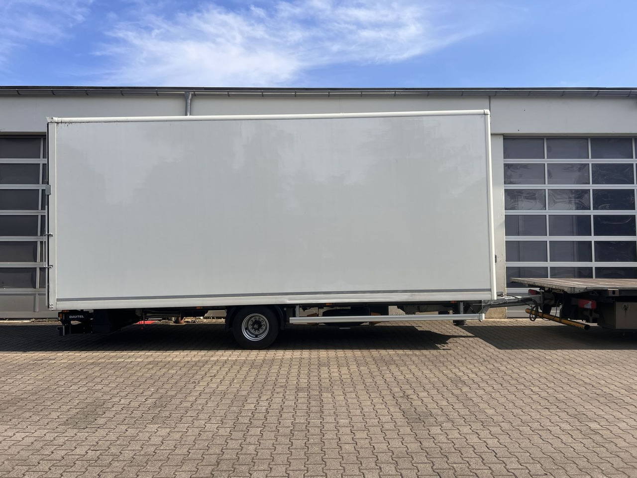 Ackermann 1 Achs Kofferanhänger mit Ladebordwand 10,5 t G - Rơ moóc hộp kín: hình 4 Ackermann 1 Achs Kofferanhänger mit Ladebordwand 10,5 t G - Rơ moóc hộp kín: hình 4