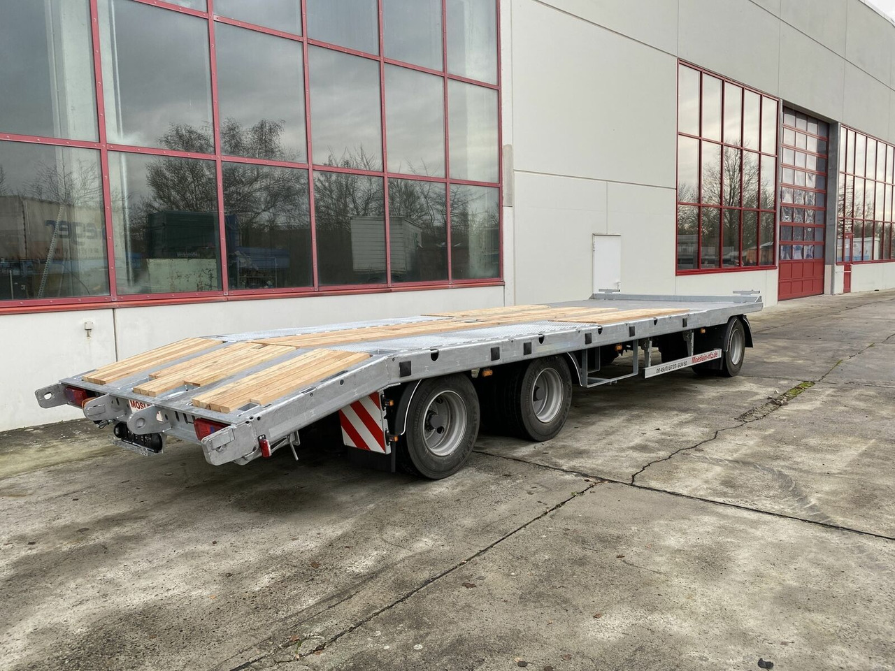 Möslein 3 Achs Tieflader gerader Ladefläche 8,10 m,Neuf - Rơ moóc thùng thấp: hình 2 Möslein 3 Achs Tieflader gerader Ladefläche 8,10 m,Neuf - Rơ moóc thùng thấp: hình 2