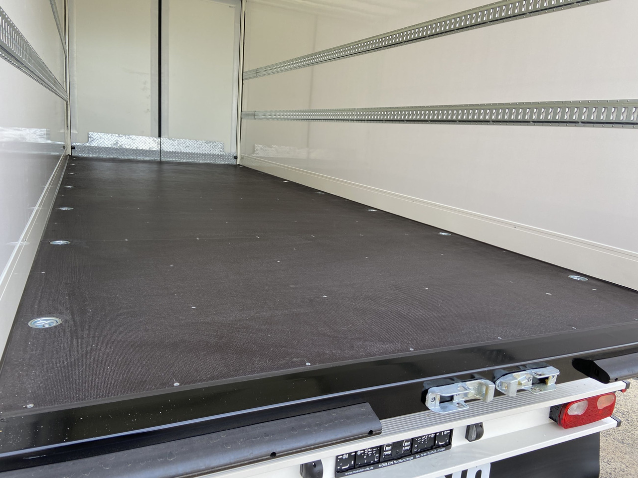 Möslein TKO 105 D 7m weiß  Tandem- Koffer, Durchladbar, -- Neufahrzeug -- - Rơ moóc hộp kín: hình 4 Möslein TKO 105 D 7m weiß  Tandem- Koffer, Durchladbar, -- Neufahrzeug -- - Rơ moóc hộp kín: hình 4