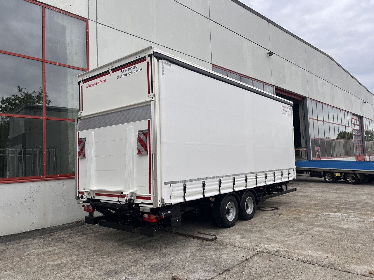 Möslein TPS 105 D-L Planenanhänger, Ladebordwand + Durchladbar neuwertig - Rơ moóc mui bạt: hình 2 Möslein TPS 105 D-L Planenanhänger, Ladebordwand + Durchladbar neuwertig - Rơ moóc mui bạt: hình 2