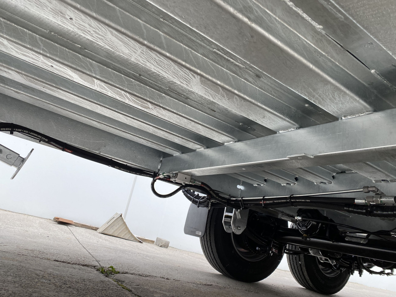 Möslein TT 11-E6x2 hydr. Rampen Tieflader für Fräsen breiten hydraulischen Rampen, Neu - Rơ moóc thùng thấp: hình 4 Möslein TT 11-E6x2 hydr. Rampen Tieflader für Fräsen breiten hydraulischen Rampen, Neu - Rơ moóc thùng thấp: hình 4