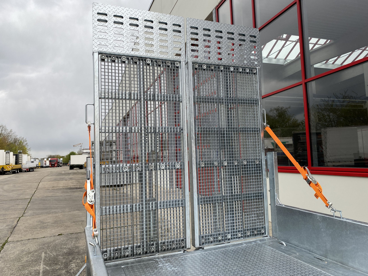 Möslein TT 11-E6x2 hydr. Rampen Tieflader für Fräsen breiten hydraulischen Rampen, Neu - Rơ moóc thùng thấp: hình 2 Möslein TT 11-E6x2 hydr. Rampen Tieflader für Fräsen breiten hydraulischen Rampen, Neu - Rơ moóc thùng thấp: hình 2