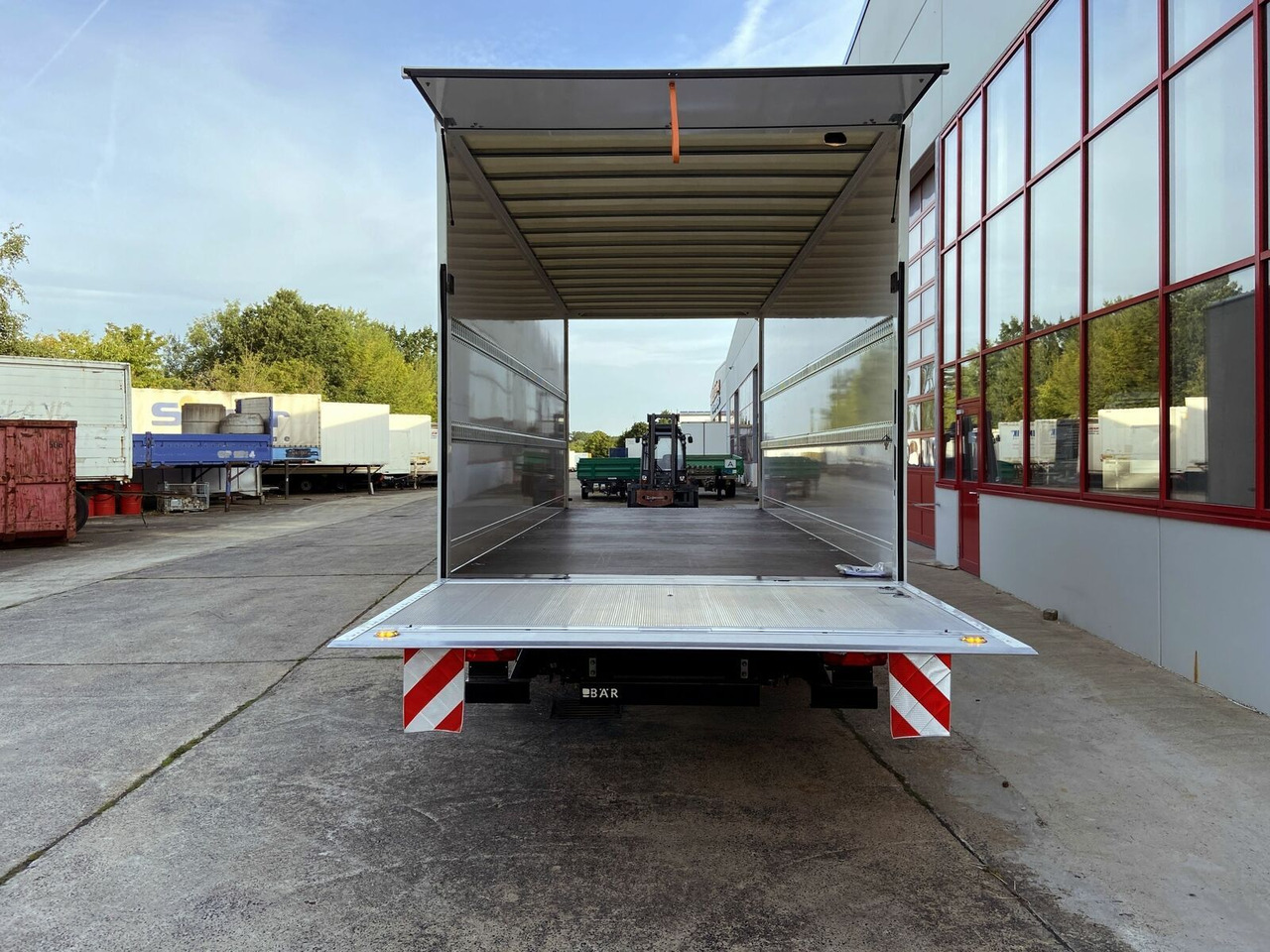 Möslein Tandem Koffer, Ladebordwand 1,5 t + Durchladbar - Rơ moóc hộp kín: hình 4 Möslein Tandem Koffer, Ladebordwand 1,5 t + Durchladbar - Rơ moóc hộp kín: hình 4