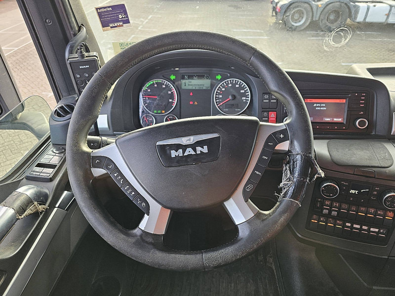 Interior photo 2: Xe ben MAN 35.480 TGX 8X2-4 BL THERMOMULDE