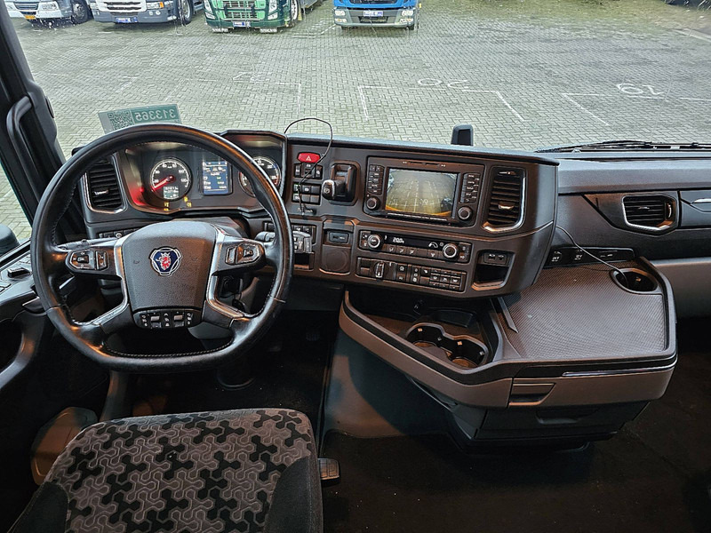 Interior photo 1: Xe tải thùng mui bạt Scania S450 6X2*4 RET. FORKLIFTC