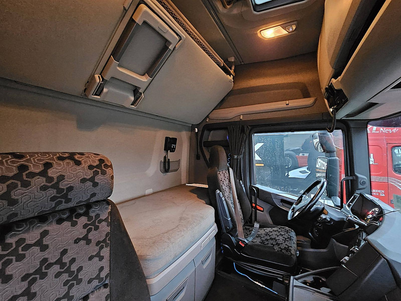 Interior photo 2: Xe tải thùng mui bạt Scania S450 6X2*4 RET. FORKLIFTC