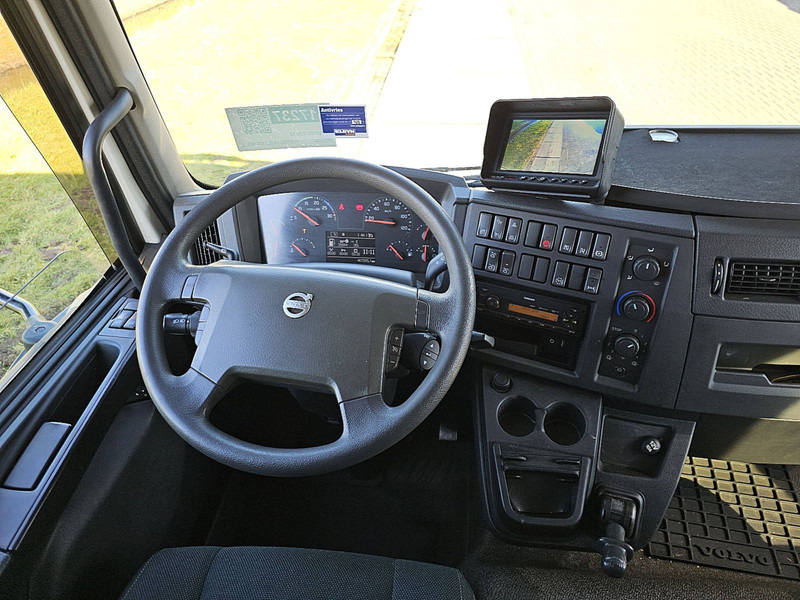 Interior photo 1: Xe tải hộp Volvo FL 220.12 AIRCO LIFT SIDE DOOR Interior photo 1: Xe tải hộp Volvo FL 220.12 AIRCO LIFT SIDE DOOR