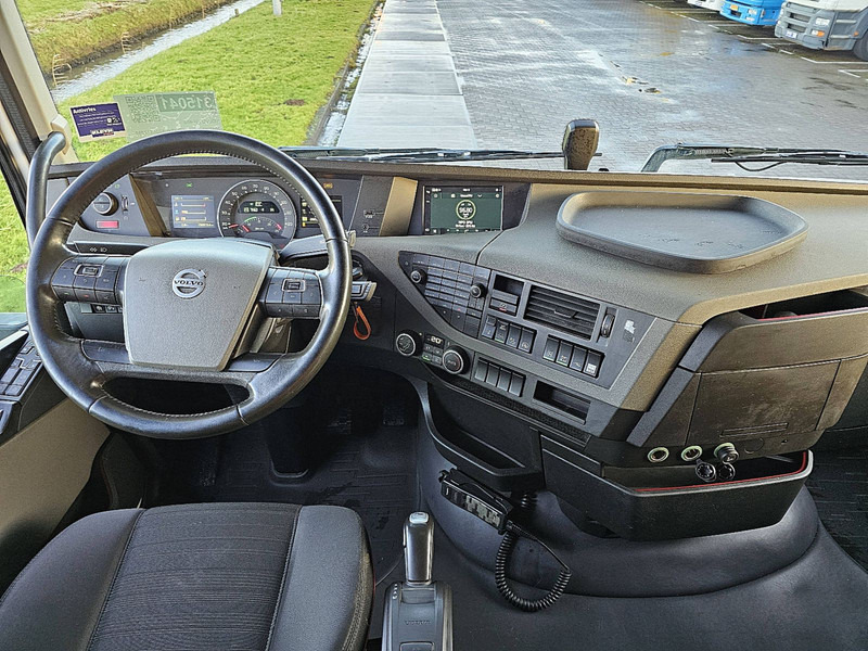 Interior photo 1: Xe đầu kéo Volvo FH 460 ALCOA'S I-SEE ACC