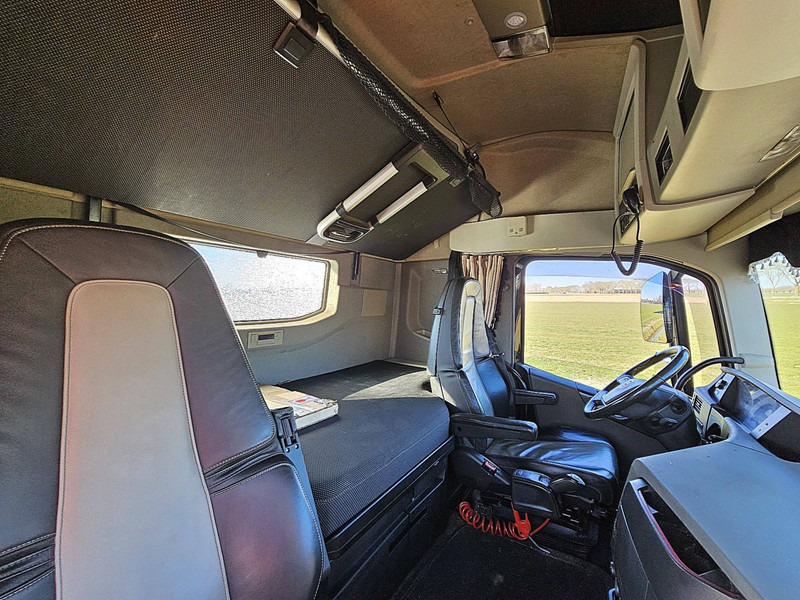 Interior photo 2: Xe đầu kéo Volvo FH 540 6X2 ALCOA XENON SHOW