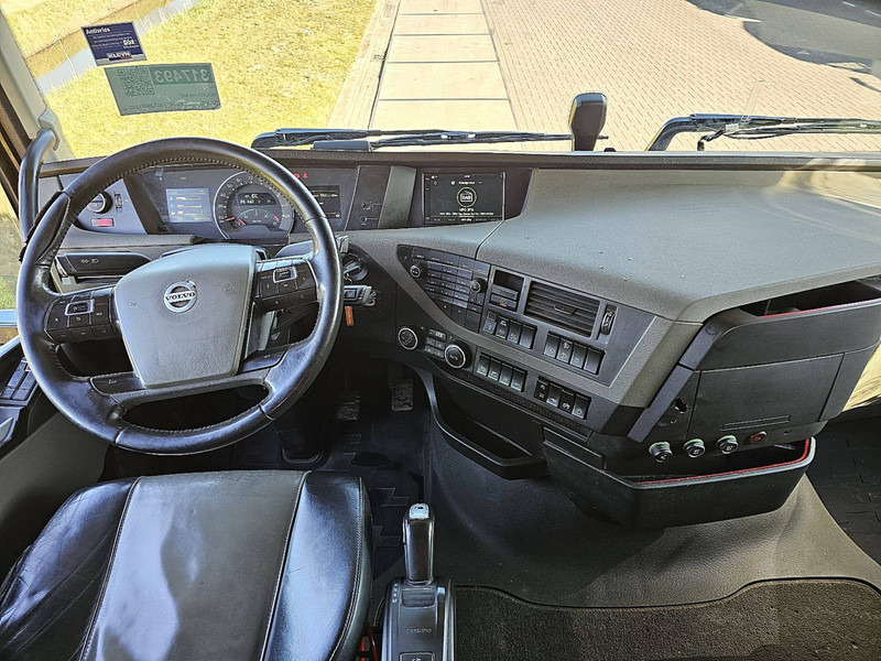 Interior photo 1: Xe đầu kéo Volvo FH 540 6X2 ALCOA XENON SHOW