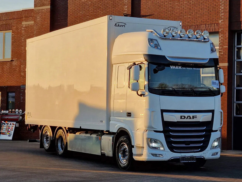 Xe tải hộp DAF XF 530 SuperSpaceCab 6x2*4 - Ekeri closed box - Loadlift -Steering axle - Full air: hình 1
