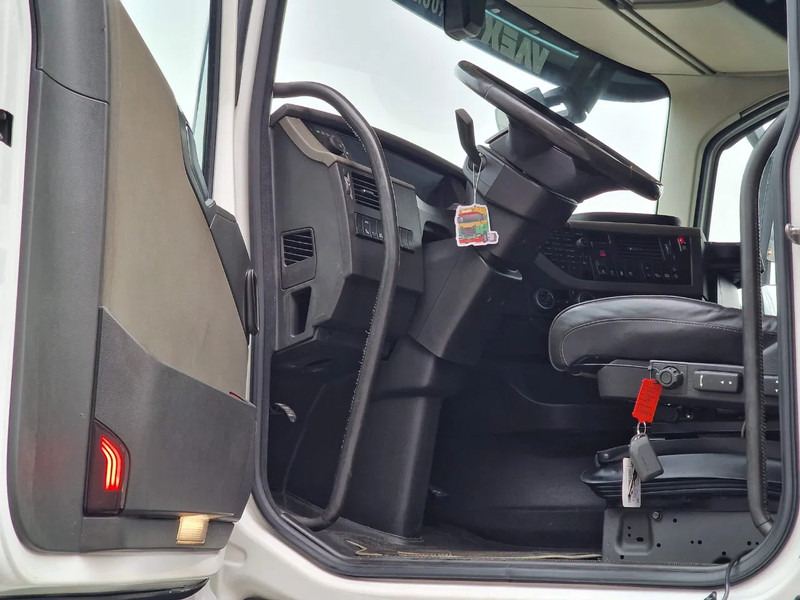 Xe chở container/ Xe tải hoán đổi thân Volvo FH 13.500 Globetrotter XL 6x2 - BDF - Loadlift - I Save - Full air - Navi: hình 9 Xe chở container/ Xe tải hoán đổi thân Volvo FH 13.500 Globetrotter XL 6x2 - BDF - Loadlift - I Save - Full air - Navi: hình 9