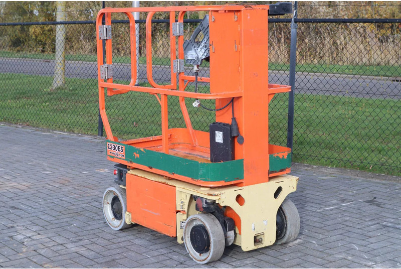 JLG 1230 ES | 5.6 METER | 230 KG - Xe nâng người hình viễn vọng kính: hình 3 JLG 1230 ES | 5.6 METER | 230 KG - Xe nâng người hình viễn vọng kính: hình 3