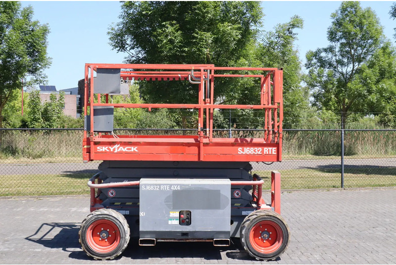 Skyjack SJ 6832 RTE | 12 METER | 454 KG - Máy nâng người hình kéo: hình 1 Skyjack SJ 6832 RTE | 12 METER | 454 KG - Máy nâng người hình kéo: hình 1