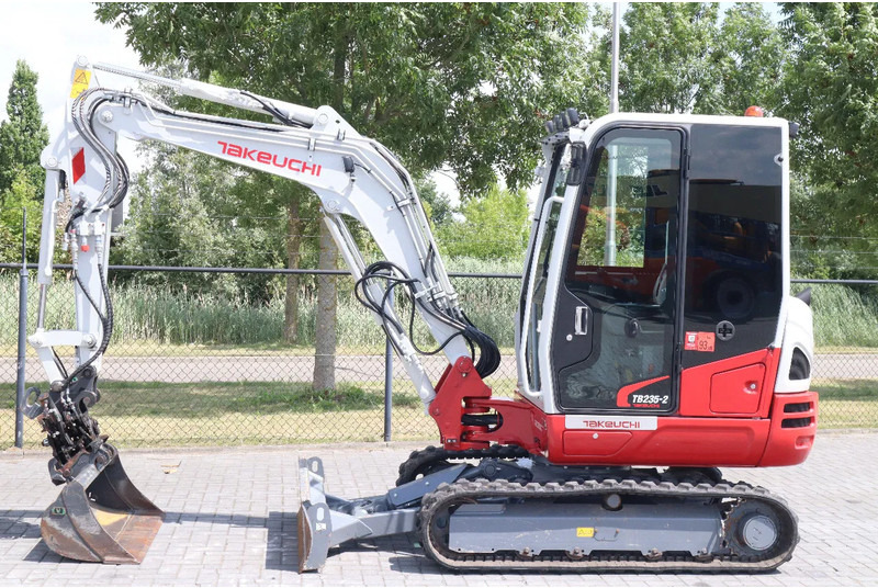 Takeuchi TB235-2 | TREE CUTTER | GRAB | TILT + 5 ATTACHMENTS - Máy xúc mini: hình 3 Takeuchi TB235-2 | TREE CUTTER | GRAB | TILT + 5 ATTACHMENTS - Máy xúc mini: hình 3