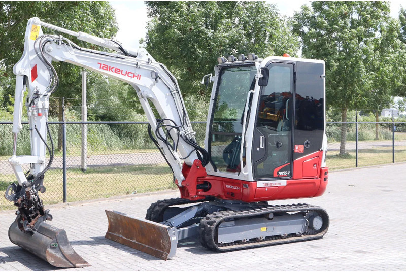 Takeuchi TB235-2 | TREE CUTTER | GRAB | TILT + 5 ATTACHMENTS - Máy xúc mini: hình 2 Takeuchi TB235-2 | TREE CUTTER | GRAB | TILT + 5 ATTACHMENTS - Máy xúc mini: hình 2